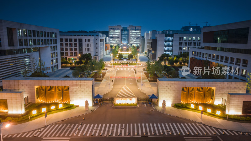 中国地质大学（武汉）未来城校区校门夜景