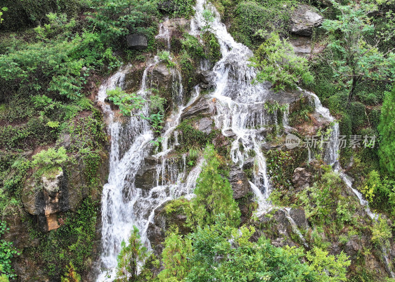 山东枣庄山亭区群山之中的飞瀑流泉美景