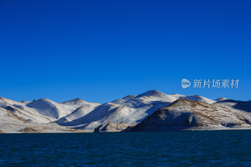 中国西藏羊卓雍措湖羊湖冬季雪景