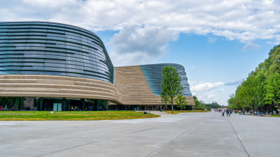 三星堆博物馆建筑与游客