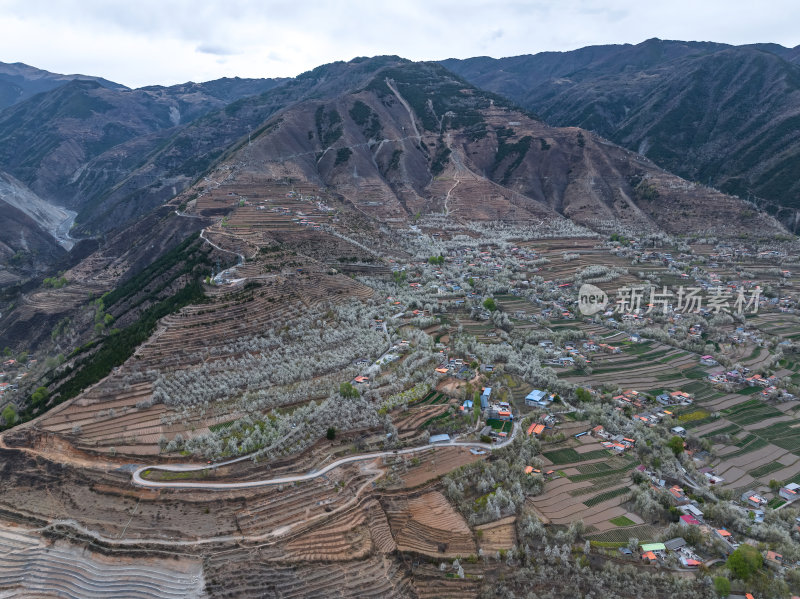 四川阿坝州金川梨花藏寨雪山高空航拍