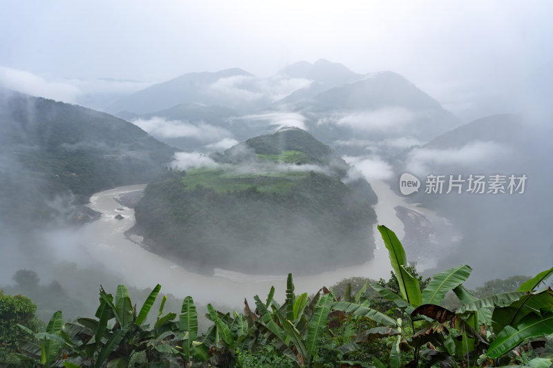 西藏墨脱县雅鲁藏布江果果糖大拐弯绿色河湾