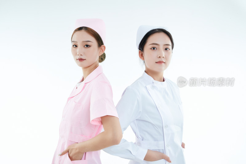 两位亚洲年轻女性医护人员