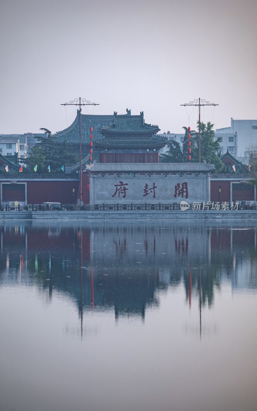 开封府包公湖水边古建筑与城市天际线倒影