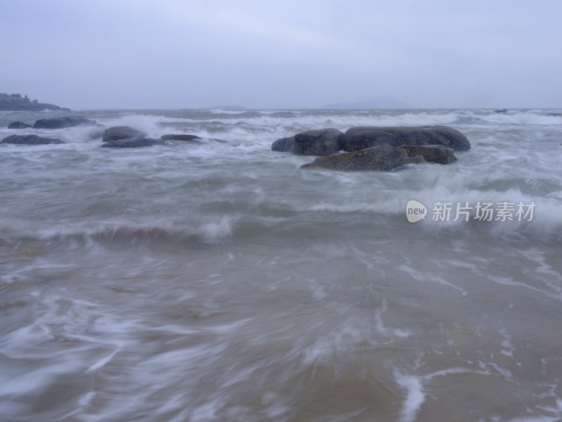 福建平潭岛海边礁石与海浪景象