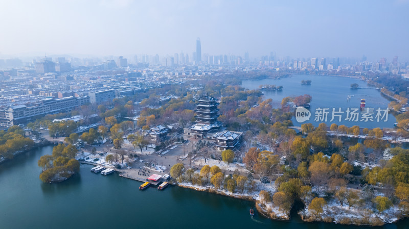 山东济南大明湖趵突泉泉水冬天雾气雪景