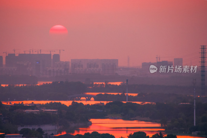 城市湖泊落日