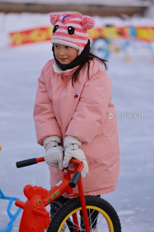 冬日小女孩雪地玩耍