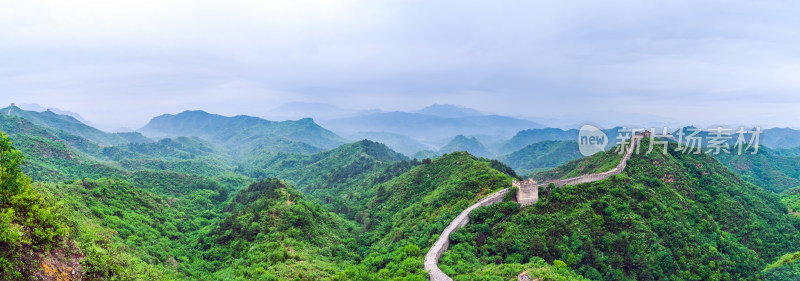 中国夏季金山岭长城阴天下雨云雾风光