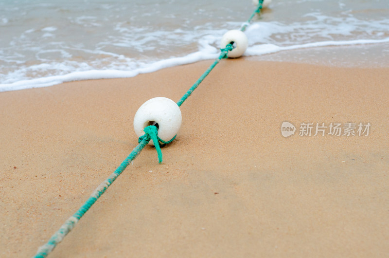 有防鲨网防护的青岛第一海水浴场