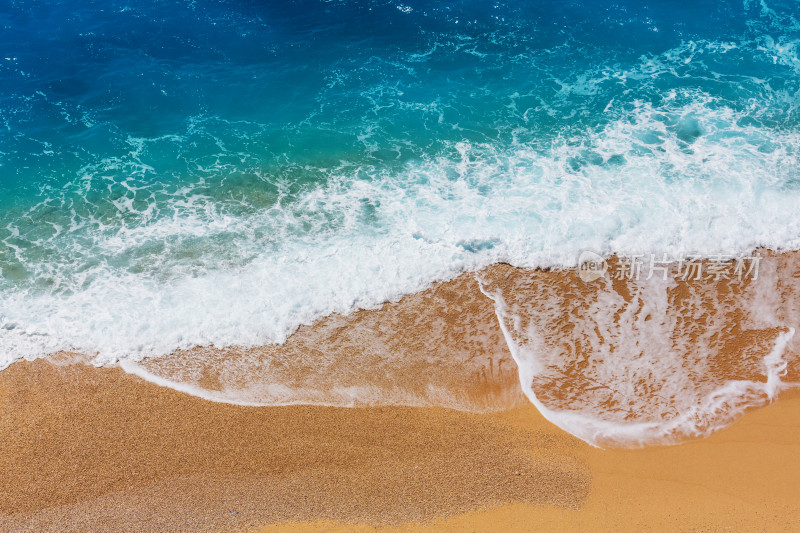 海浪拍打沙滩俯瞰景象