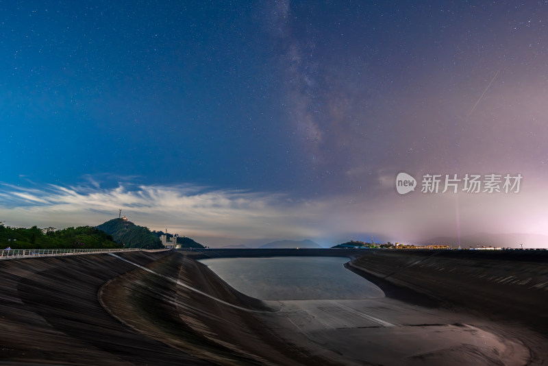 星空下的大坝夜景全景