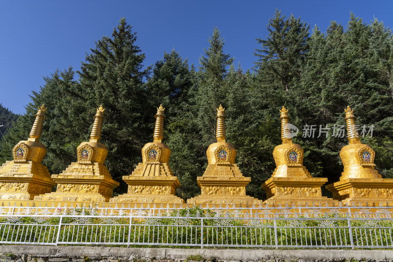 松潘县牟尼沟牟尼后寺的金色藏经塔