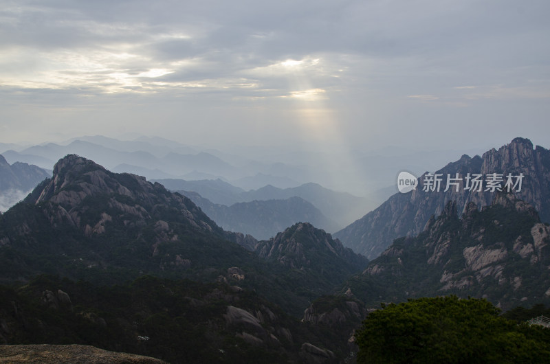 黄山 云隙光辉的山峦 群山日出 峰峦叠嶂