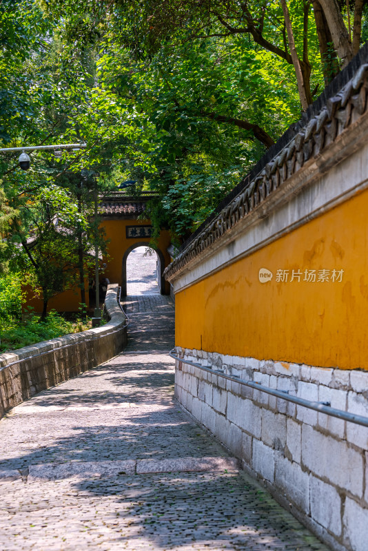 江苏扬州市观音禅寺黄墙建筑风景