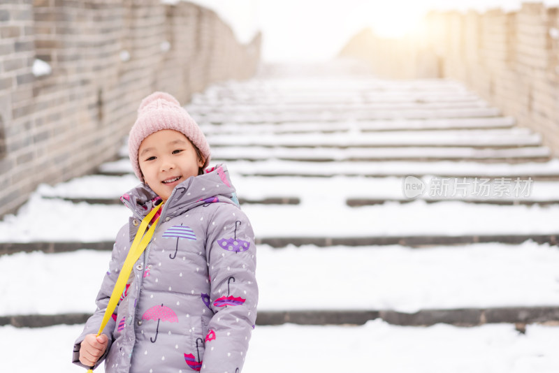 在雪后黄花城水长城上的中国女孩