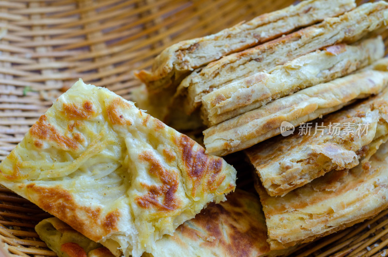 竹篮中的油饼葱花饼