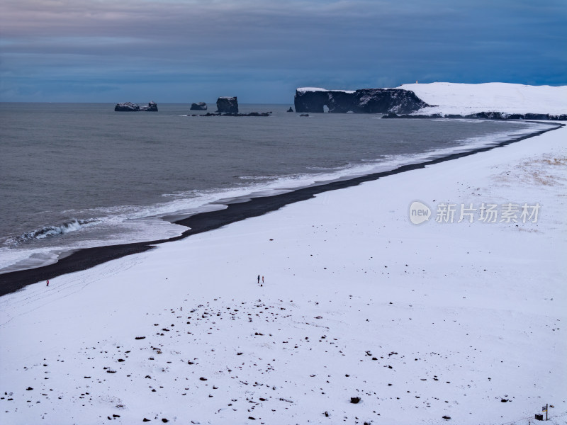 冰岛北极圈维克小镇黑沙滩岩石奇观雪景航拍