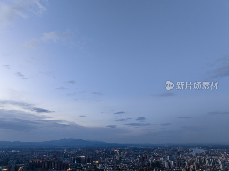 日落蓝调时刻 繁华城市上空 梦幻晚霞云层