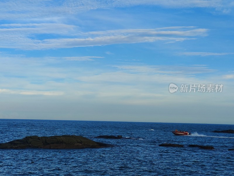 海上快艇飞驰的壮阔海景