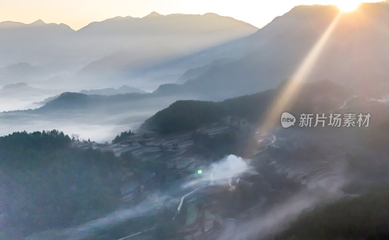 重庆酉阳：雾锁青山村庄靓