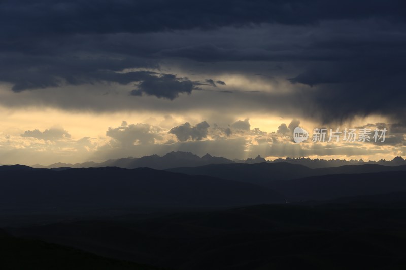 阿坝山脉日落