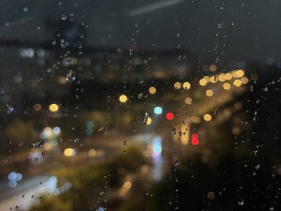 玻璃窗上的雨滴