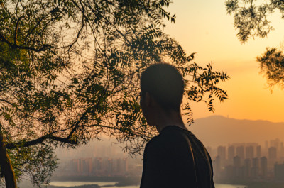 福建省泉州清源山，夕阳中的男孩剪影