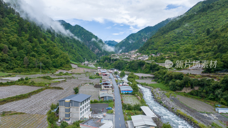 川西阿坝理小路自驾途中的理县朴头镇罗沟村