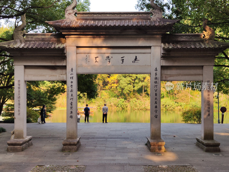 于谦祠码头中式牌坊下的休闲场景