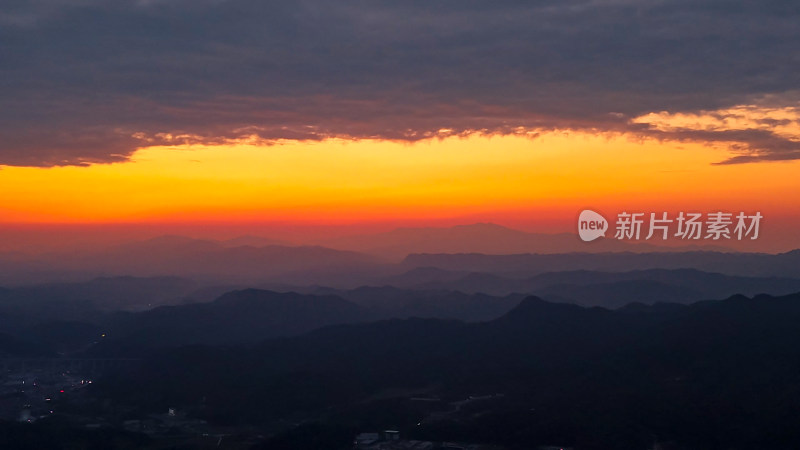 日落夕阳山川天空红彤彤航拍图