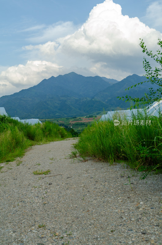 陕西秦岭山间碎石小路自然风光