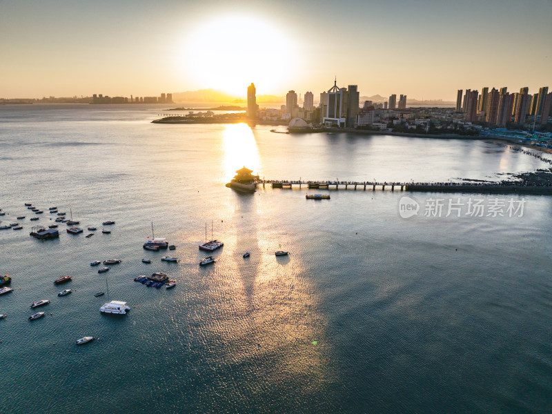 海上日落时分的城市海滨风光全景