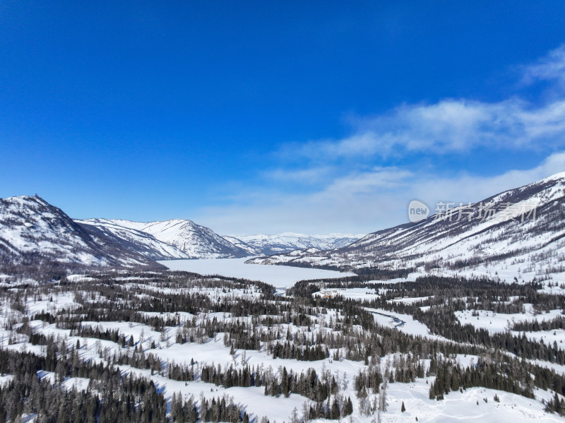 新疆阿勒泰喀纳斯雪景神仙湾晨雾雪山森林