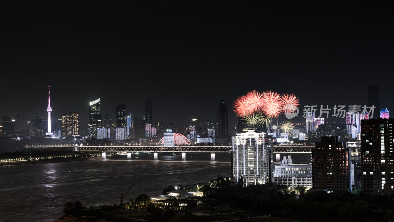 城市夜景中绽放绚烂烟花的美丽景象