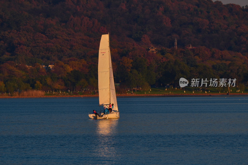 夕阳下湖上泛舟