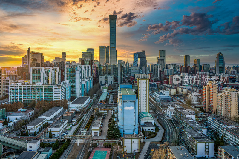 北京夕阳下高楼林立的现代化城市景象