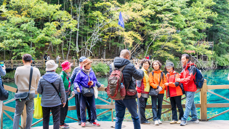 四川九寨沟景区游玩拍照的游客