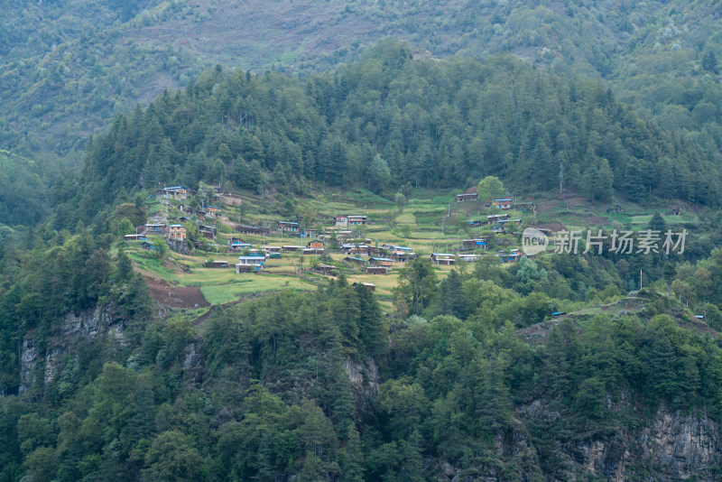 西藏日喀则陈塘沟山上的村庄
