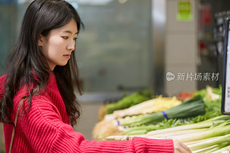 逛超市购物的亚洲美女