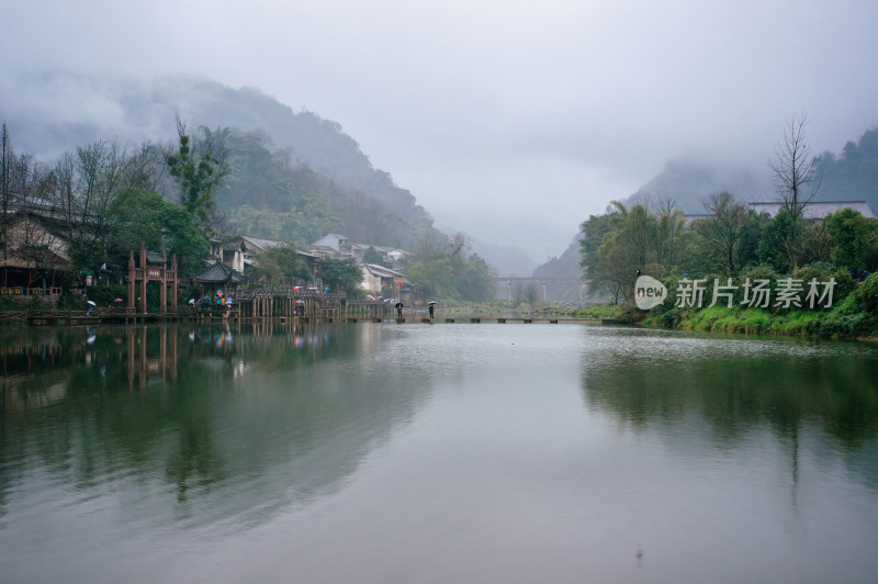 朦胧细雨中的四川柳江古镇