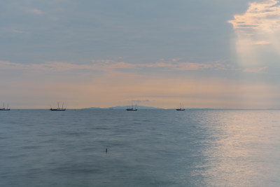 湖州太湖日出时湖上渔船的景色