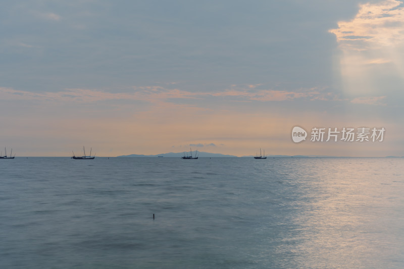 湖州太湖日出时湖上渔船的景色