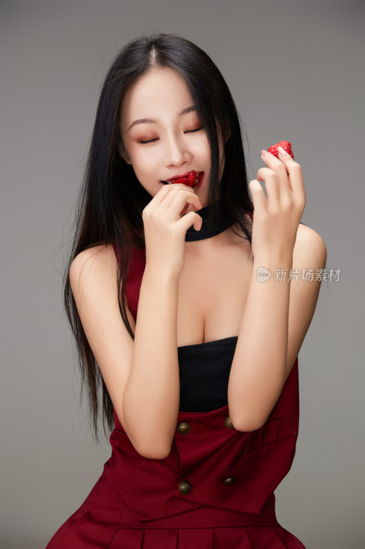 吃水果的亚洲东方长发少女