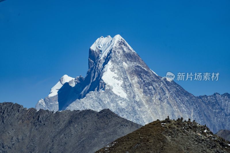 壮观的雪山全景，银白世界尽显自然之美