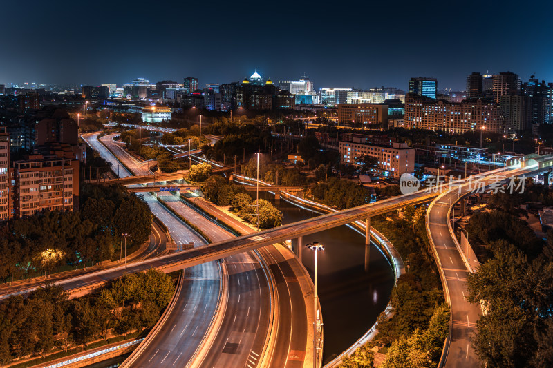 北京城市夜景中交错的立交桥