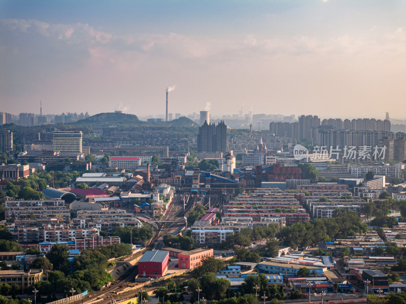 河北唐山南站城市中火车轨道与建筑鸟瞰全景