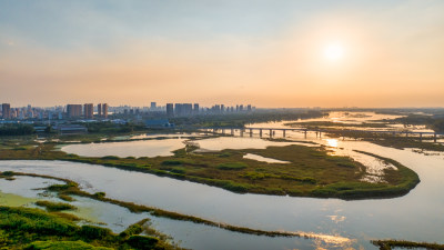 湖北武汉府河水位上涨傍晚时分