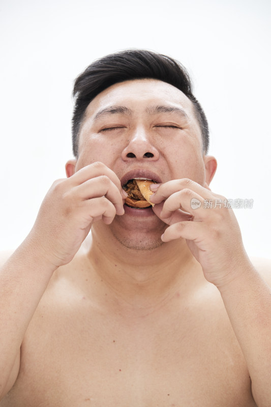 大吃特吃各种食物的肥胖亚洲男子