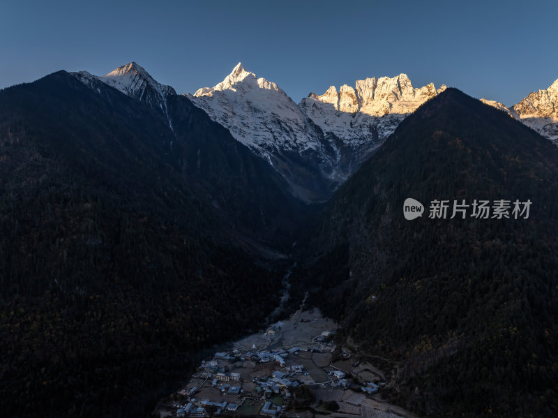 云南香格里拉雨崩村梅里雪山秋色高空航拍